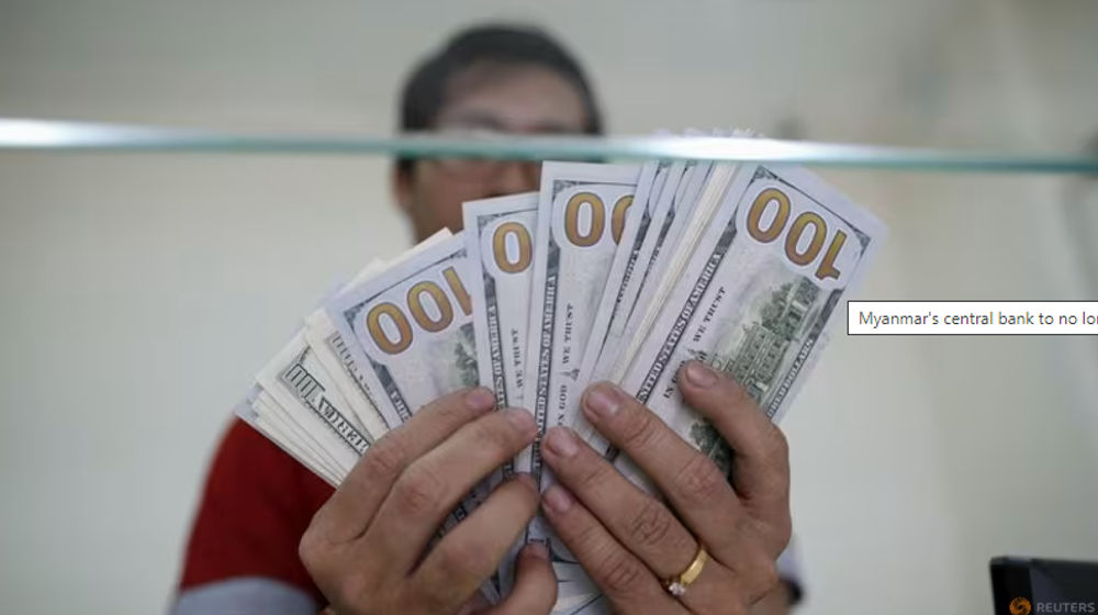 Staf Bank Menunjukkan Uang Kertas Seratus Dolar AS di Money Changer AYA Bank di Yangon