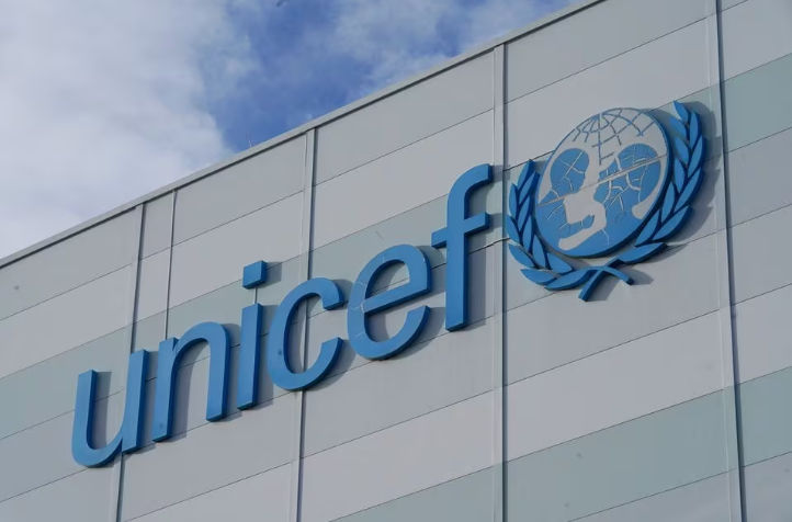 Papan Nama di Bagian Luar Gudang Kemanusiaan UNICEF di Kopenhagen, Denmark (Reuters/Tom Little)