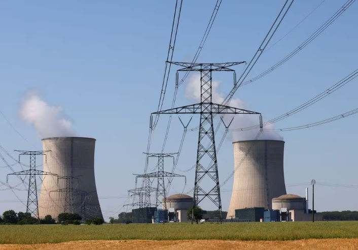 Menara Pendingin dan Reaktor Pembangkit Listrik Tenaga Nuklir Electricite de France (EDF) di Cattenom, Prancis (Reuters/Yves Herman)