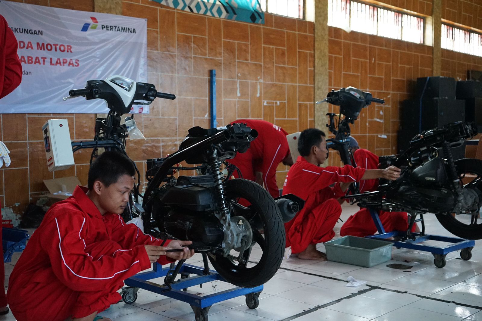 Warga binaan Lapas Sidoarjo sedang mempraktikkan servis kendaraan roda dua. 