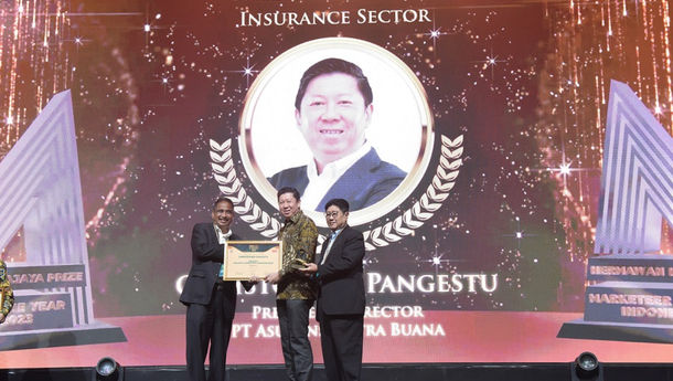 President Director Asuransi Astra Raih The Best Industry Marketing Champion