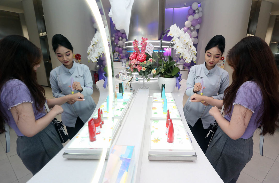 Nampak pengunjung melihat fasilitas serta mencoba produk dan layanan usai peresmian gerai perdana  Somethinc Aesthetic Clinic di Mall of Indonesia Kelapa Gading, Kamis 7 Desember 2023. Foto : Panji Asmoro/TrenAsia 