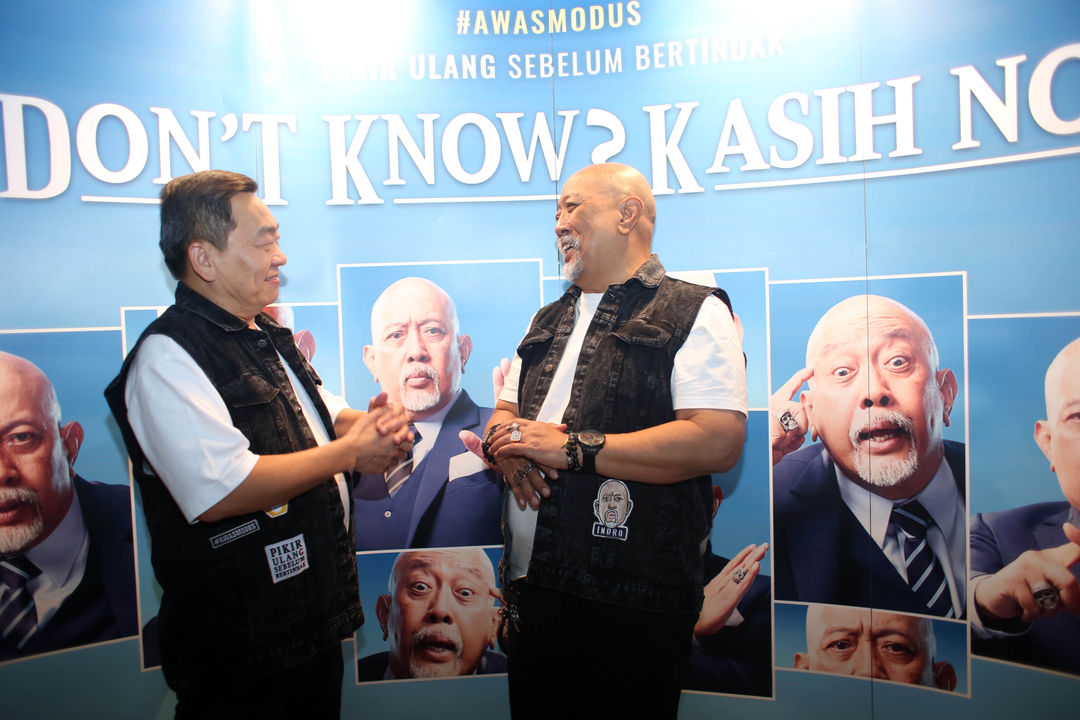 Direktur BCA Santoso bersama Aktor Indro Warkop berbincang sebelum sesi talkshow bersama awak media disela peluncuran gerakan Don't Know? Kasih No. Kamis 7 Desember 2023. Foto : Panji Asmoro/TrenAsia