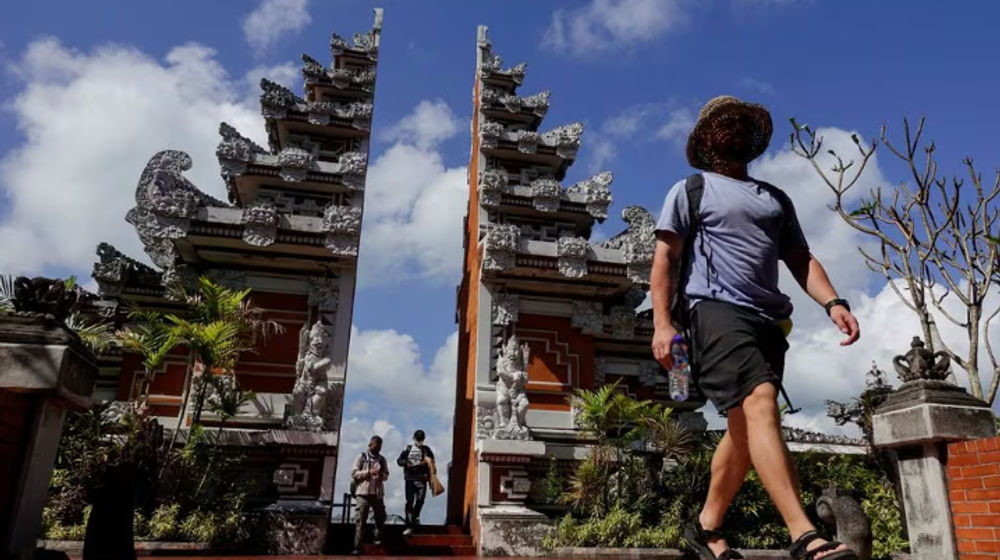 Penumpang Tiba di Bandara Internasional I Gusti Ngurah Rai di Badung, Bali