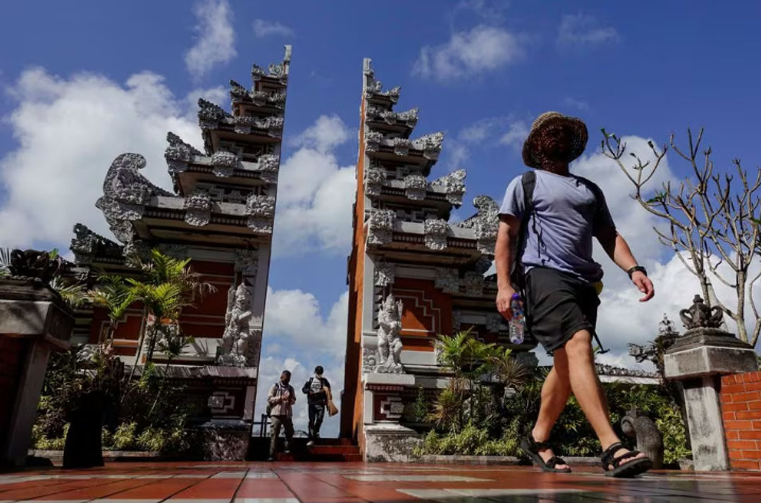 Penumpang Tiba di Bandara Internasional I Gusti Ngurah Rai di Badung, Bali (Reuters/Willy Kurniawan)