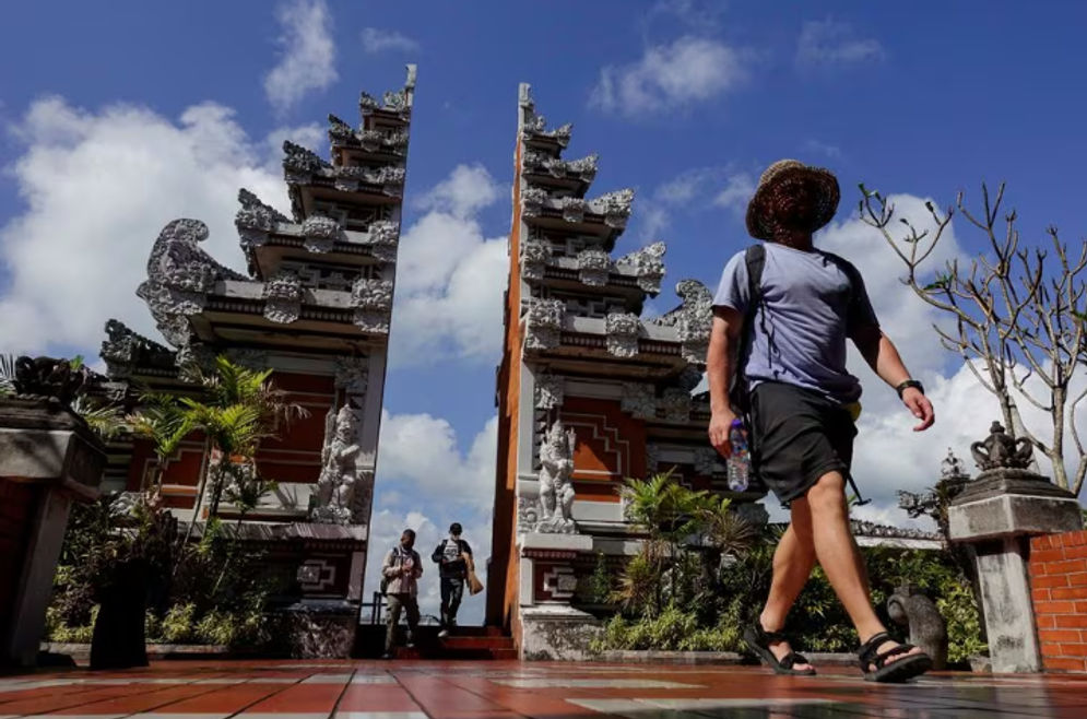 Penumpang Tiba di Bandara Internasional I Gusti Ngurah Rai di Badung, Bali