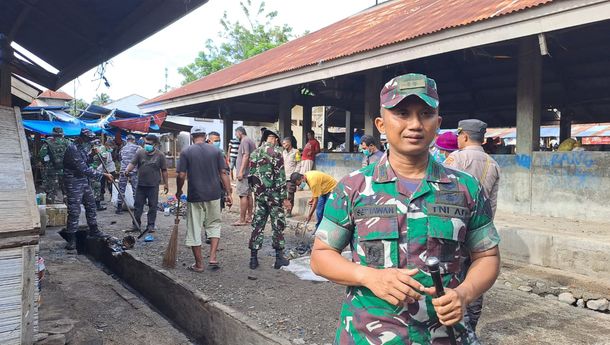 Cegah  Bencana Banjir  dan Wabah Penyakit, Kodim 1603/Sikka Laksanakan Karya Bakti di Pasar Alok