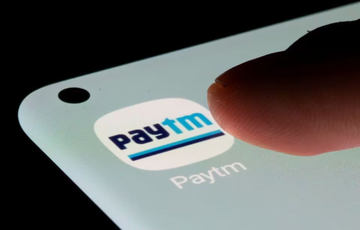 Aplikasi Paytm Terlihat di Smartphone dalam Ilustrasi (Reuters/Dado Ruvic)
