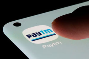 Aplikasi Paytm Terlihat di Smartphone dalam Ilustrasi