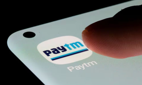 Aplikasi Paytm Terlihat di Smartphone dalam Ilustrasi