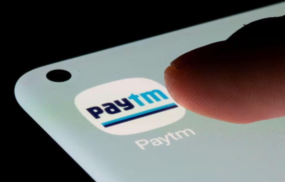 Aplikasi Paytm Terlihat di Smartphone dalam Ilustrasi