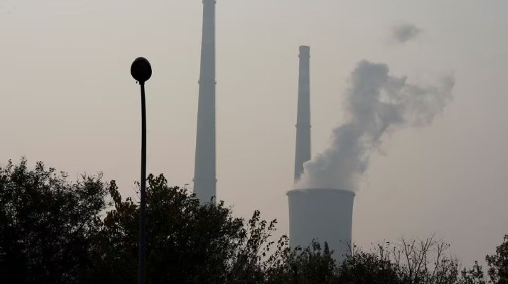 Menara Pendingin dan Cerobong Asap Terlihat di Pembangkit Listrik Tenaga Panas pada Hari yang Tercemar di Beijing