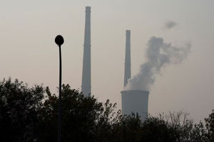 Menara Pendingin dan Cerobong Asap Terlihat di Pembangkit Listrik Tenaga Panas pada Hari yang Tercemar di Beijing