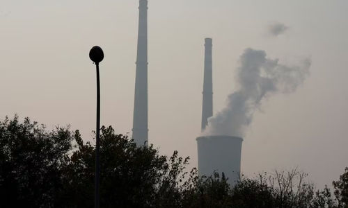 Menara Pendingin dan Cerobong Asap Terlihat di Pembangkit Listrik Tenaga Panas pada Hari yang Tercemar di Beijing