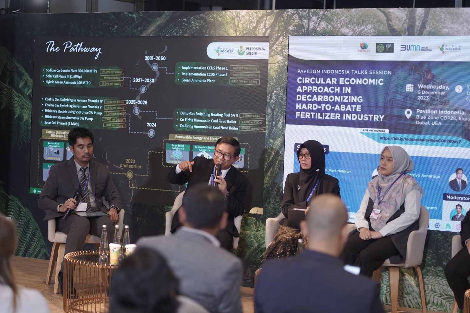 Direktur Utama Petrokimia Gresik, Dwi Satriyo Annurogo saat menjadi pembicara dalam acara "Pavilion Indonesia Talks Session" COP28 di Dubai, Uni Emirat Arab (UEA), Rabu, 6 Desember 2023.