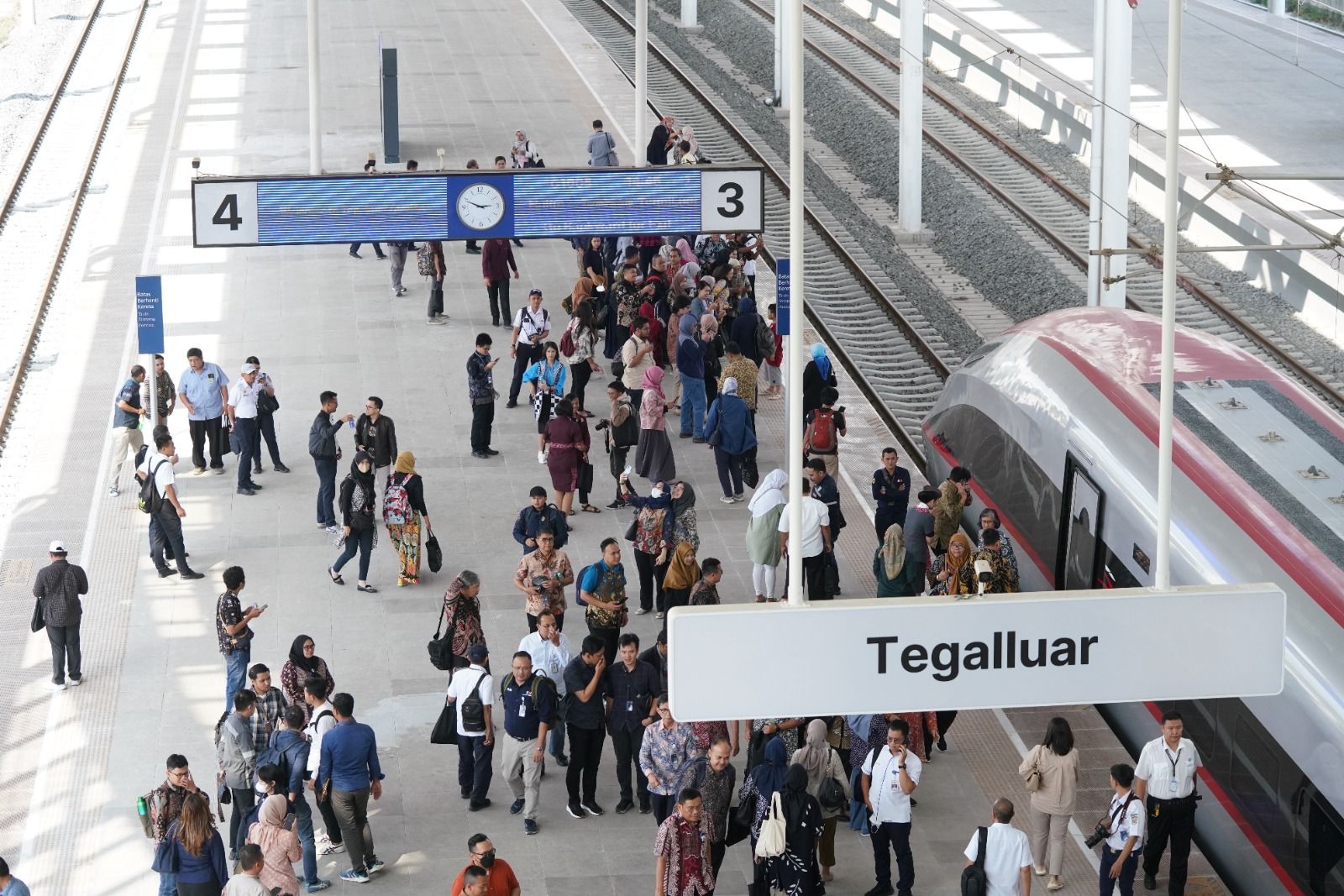 Potret penumpang di Stasiun Kereta Cepat Tegalluar.