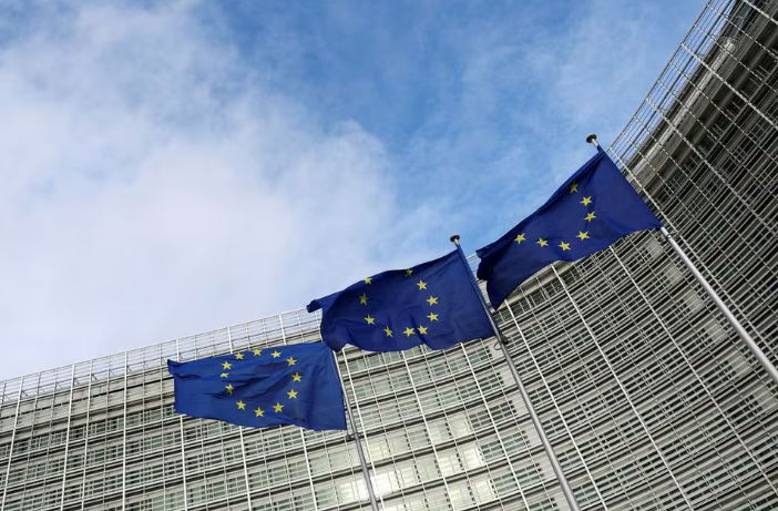Bendera Uni Eropa Berkibar di Luar Komisi Eropa di Brussel, Belgia (Reuters/Yves Herman)