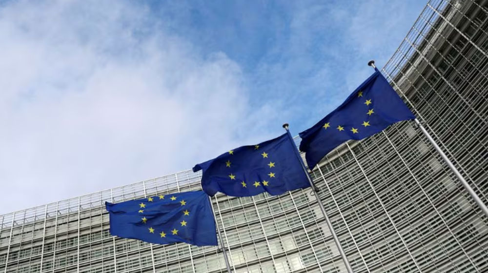 Bendera Uni Eropa Berkibar di Luar Komisi Eropa di Brussel, Belgia