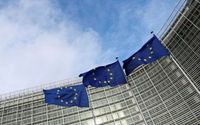 Bendera Uni Eropa Berkibar di Luar Komisi Eropa di Brussel, Belgia