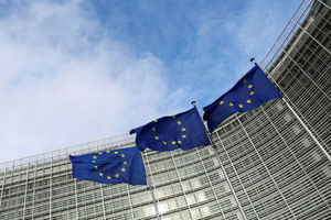 Bendera Uni Eropa Berkibar di Luar Komisi Eropa di Brussel, Belgia