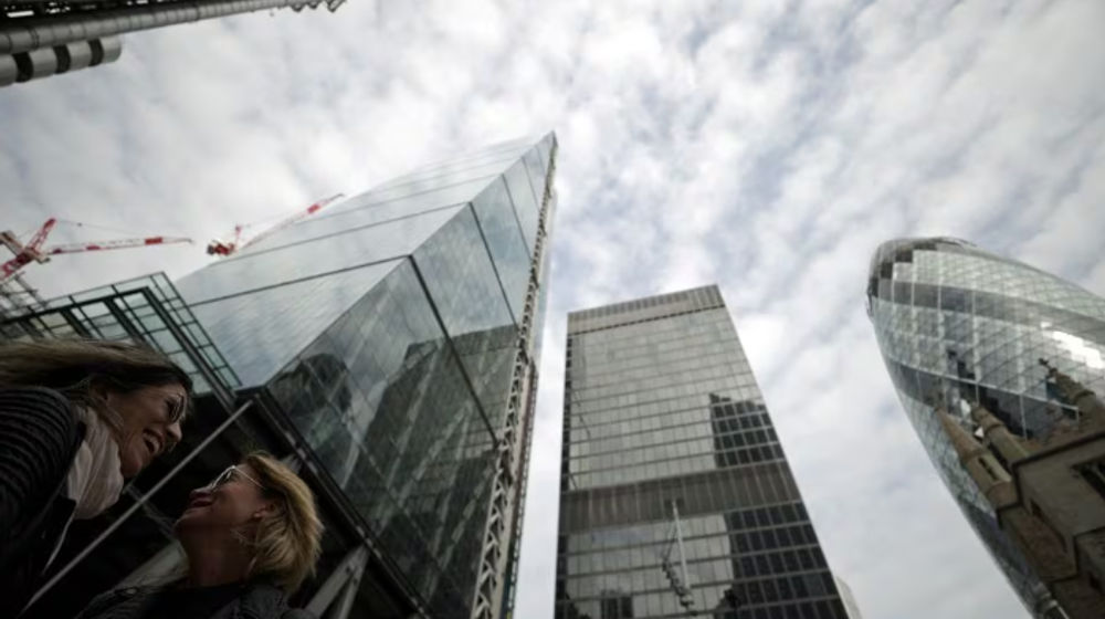 Orang-Orang Berjalan Melalui Distrik Keuangan Kota London di London, Inggris