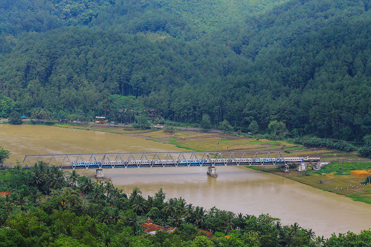 Potret KA Joglokerto melintas Jembatan Sungai Serayu, 