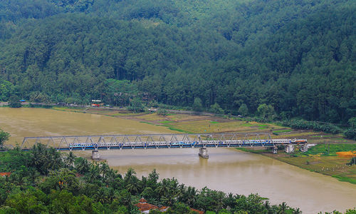 Potret KA Joglokerto melintas Jembatan Sungai Serayu, 