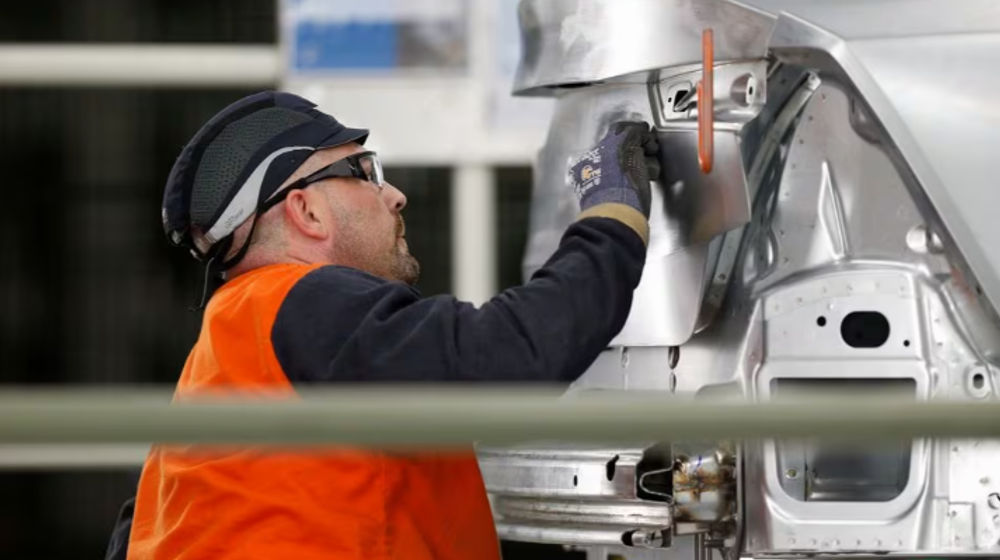 Seorang Karyawan Volvo Bekerja di Pabrik Produksi AS Pertama Volvo Cars di Ridgeville, Carolina Selatan