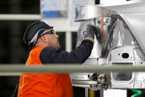 Seorang Karyawan Volvo Bekerja di Pabrik Produksi AS Pertama Volvo Cars di Ridgeville, Carolina Selatan