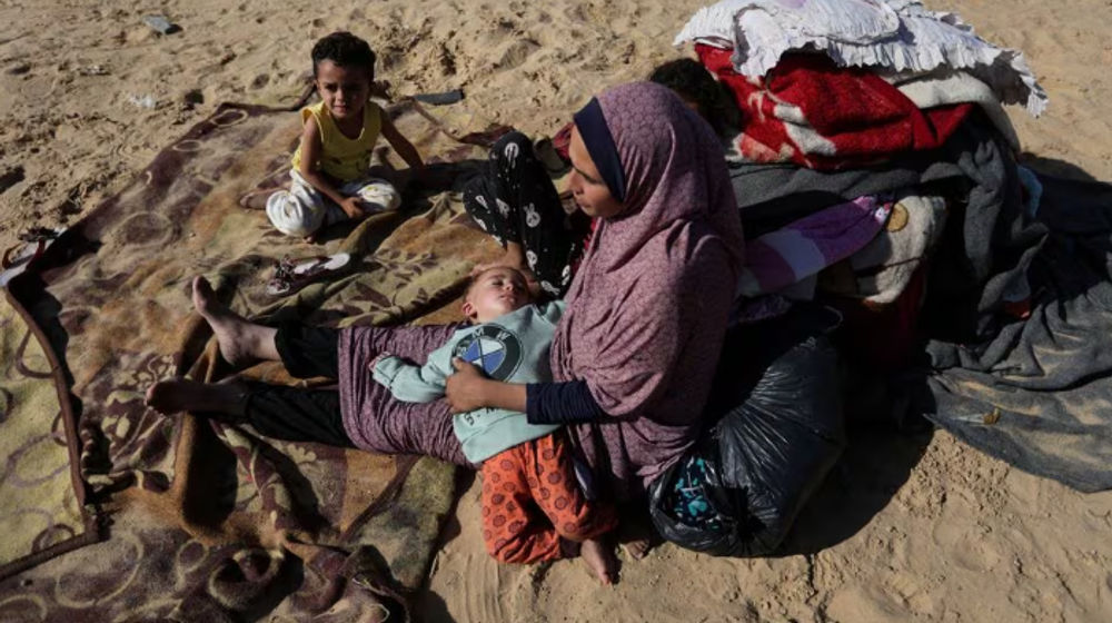 Seorang Wanita Duduk Bersama Anak-Anak di Luar, Sebagai Pengungsi Palestina