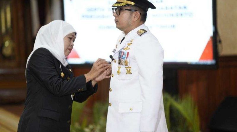 Gubernur Jatim Khofifah Indar Parawansa saat melantik Ali Kuncoro sebagai Pj Wali Kota Mojokerto