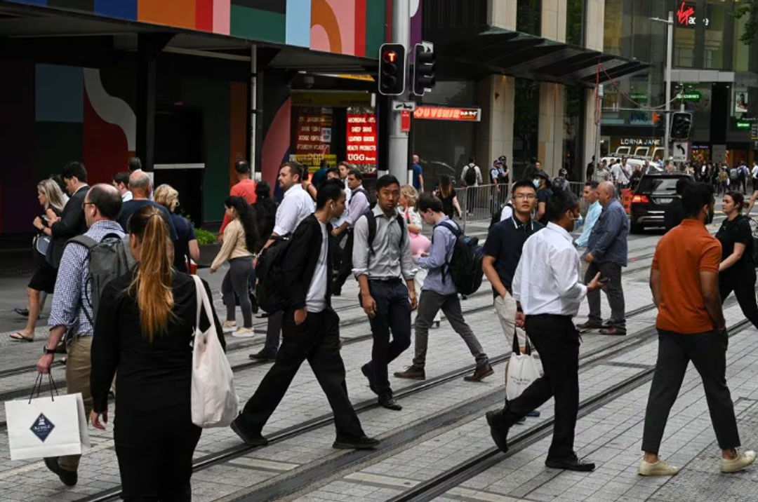 Orang-Orang Menyeberang Jalan di Pusat Kota Sydney, Australia (Reuters/Loren Elliott)