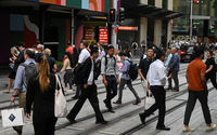 Orang-Orang Menyeberang Jalan di Pusat Kota Sydney, Australia