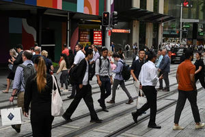 Orang-Orang Menyeberang Jalan di Pusat Kota Sydney, Australia