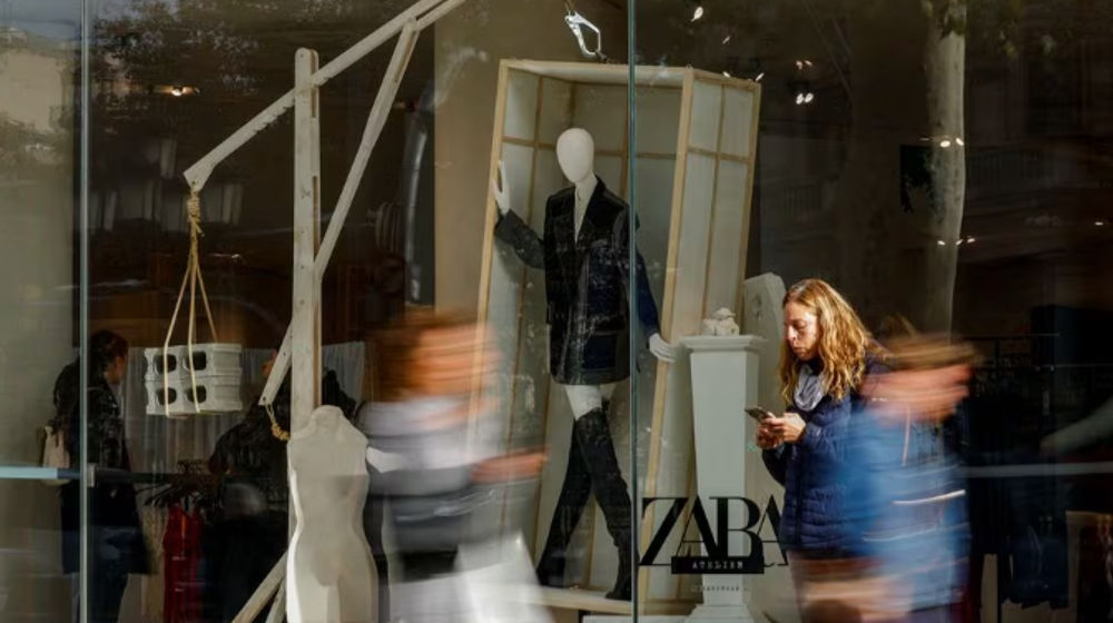 Orang-Orang Berjalan Melewati Etalase Toko Zara di Passeig de Gracia di Barcelona, Spanyol