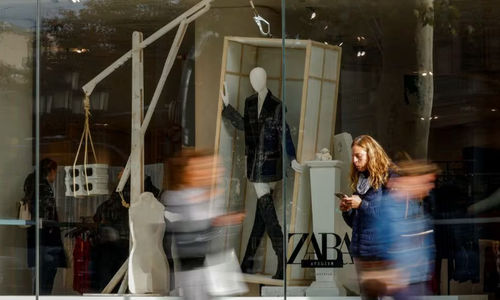 Orang-Orang Berjalan Melewati Etalase Toko Zara di Passeig de Gracia di Barcelona, Spanyol
