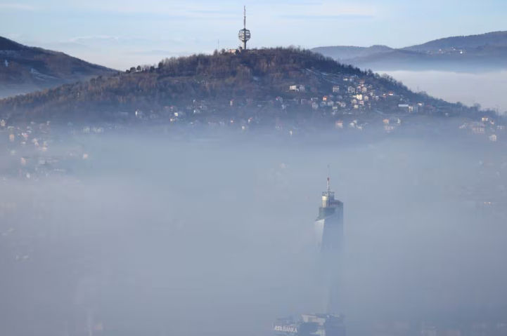 Ibu Kota Bosnia, Sarajevo, Diselimuti Campuran Udara Tercemar dan Kabut (Reuters/Amel Emric)