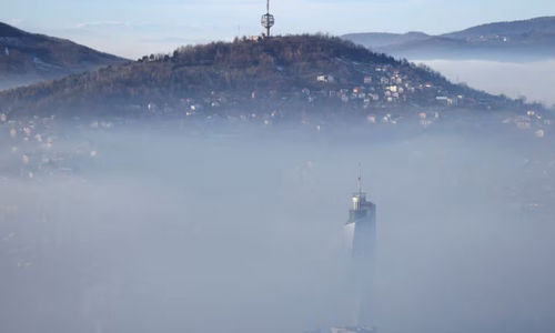 Ibu Kota Bosnia, Sarajevo, Diselimuti Campuran Udara Tercemar dan Kabut (Reuters/Amel Emric)