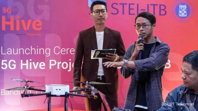  Mahasiswa ITB yang sedang memperagakan hasil Pengembangan IoT untuk berbagai aplikasi bagi Smart Home hingga Solusi Industri dan Inovasi B2B seperti Drone Application pada Laboratorium Riset 5G Hive.