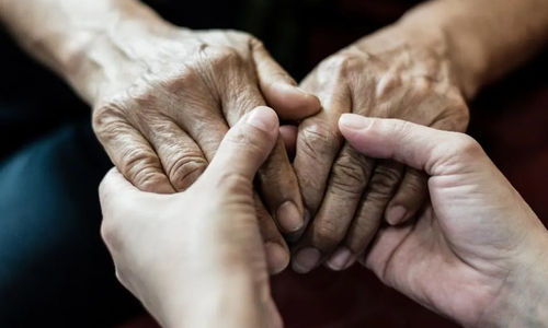 Penelitian: Merawat Orang Sakit Bisa Membuat Stres Namun Juga Menurunkan Risiko Depresi