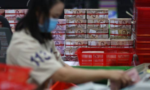 Seorang Pegawai Bank Mengumpulkan Uang Kertas Baht Thailand di Sebuah Kasikornbank di Bangkok, Thailand