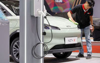 Seorang Pekerja Membersihkan Mobil Bertenaga Listrik Neta V, yang Dipajang di Gaikindo Indonesia International Auto Show di Tangerang (Reuters/Willy Kurniawan)