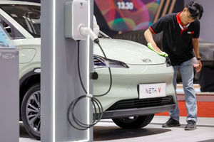 Seorang Pekerja Membersihkan Mobil Bertenaga Listrik Neta V, yang Dipajang di Gaikindo Indonesia International Auto Show di Tangerang