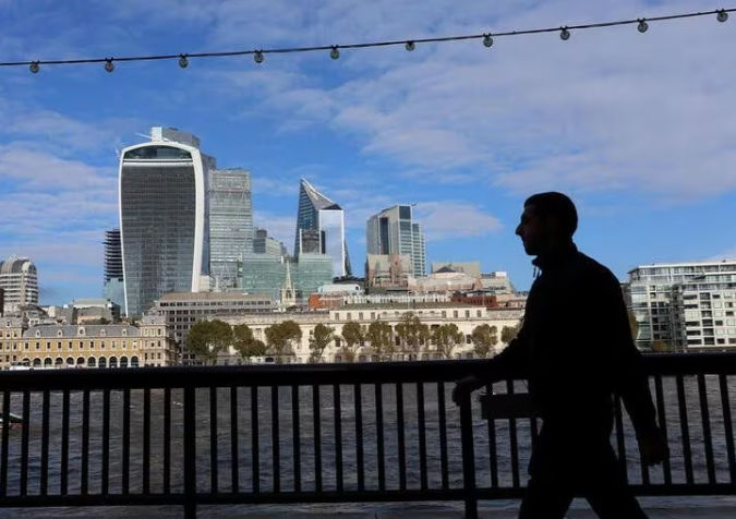 Orang-Orang Berjalan di Sepanjang Distrik Keuangan Kota London (Reuters/Susannah Ireland)