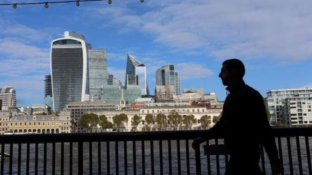 Orang-Orang Berjalan di Sepanjang Distrik Keuangan Kota London 