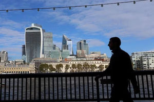 Orang-Orang Berjalan di Sepanjang Distrik Keuangan Kota London 