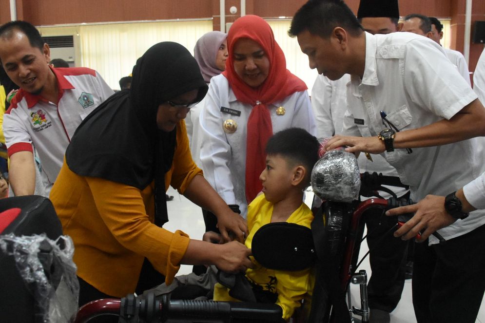 Pemerintah Kota Bandar Lampung memberikan bantuan berupa kursi roda dan beras kepada anak-anak penyandang disabilitas