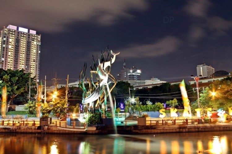 Kota Surabaya di malam hari. Kota ini mampu memikat investor untuk menanamkan uangnya