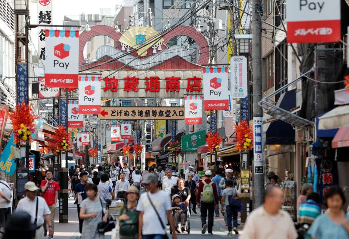 Sebuah Distrik Perbelanjaan Digambarkan di Tokyo (Reuters/Kim Kyung-Hoon)