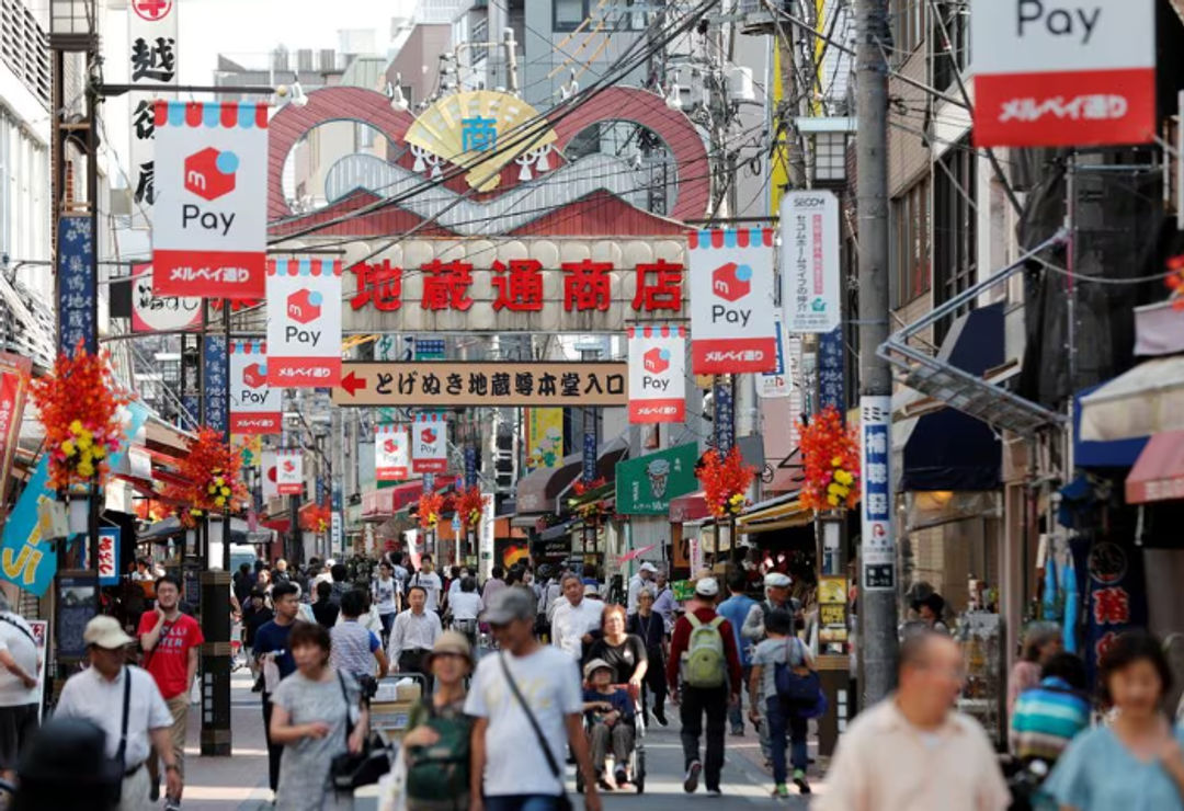 Sebuah Distrik Perbelanjaan Digambarkan di Tokyo (Reuters/Kim Kyung-Hoon)